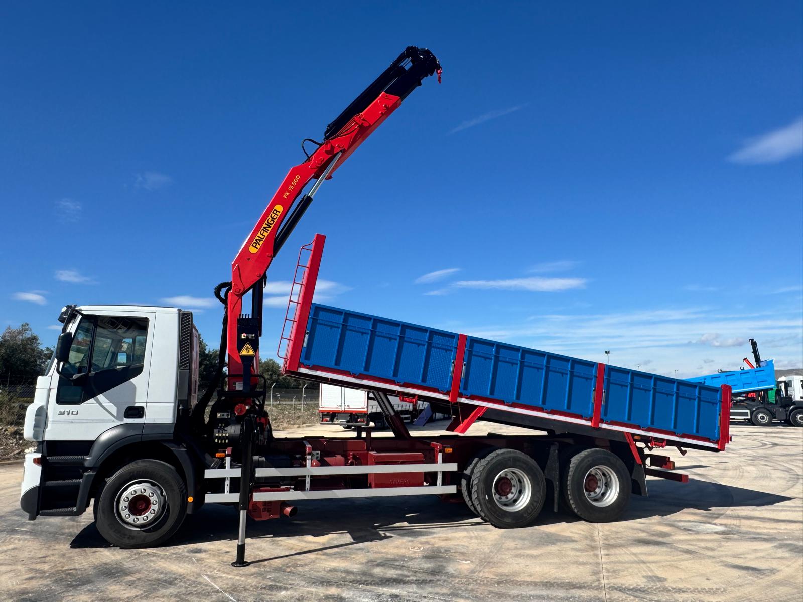 GRUA PALFINGER PK 15500 Y CAJA BASCULANTE