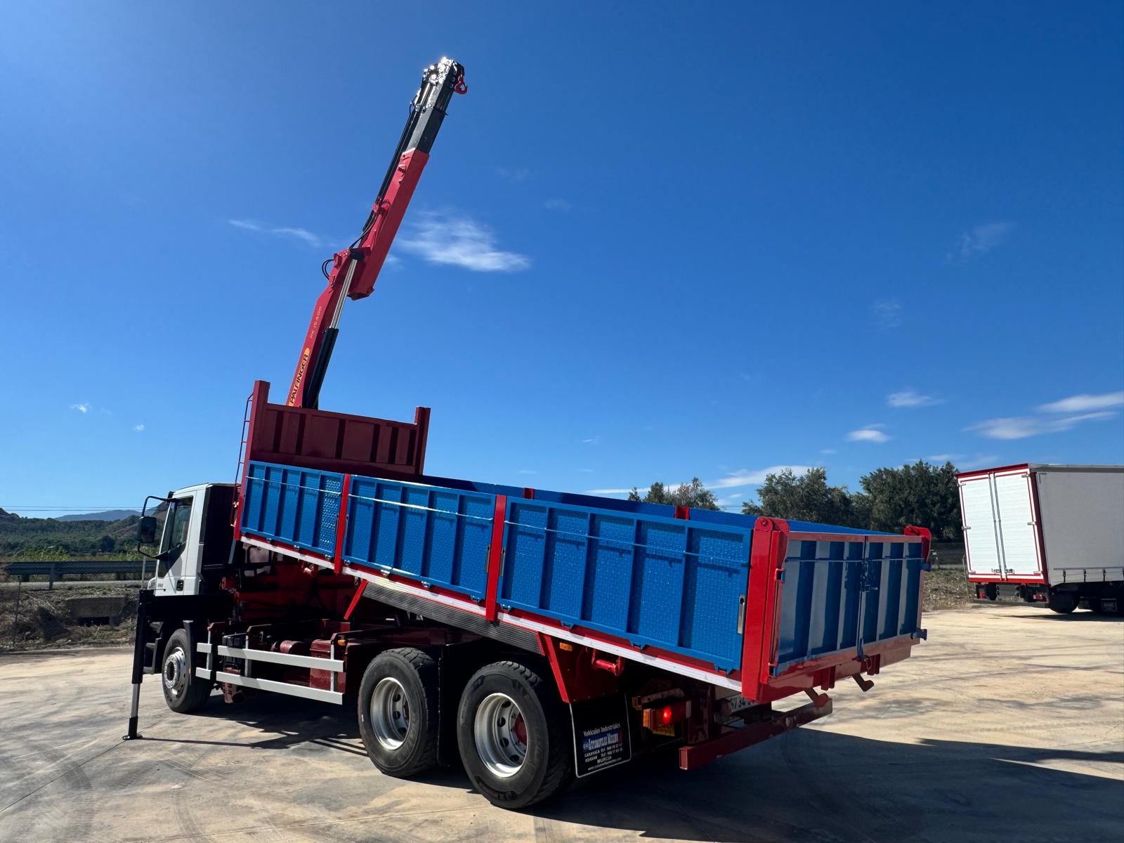 GRUA PALFINGER PK 15500 Y CAJA BASCULANTE