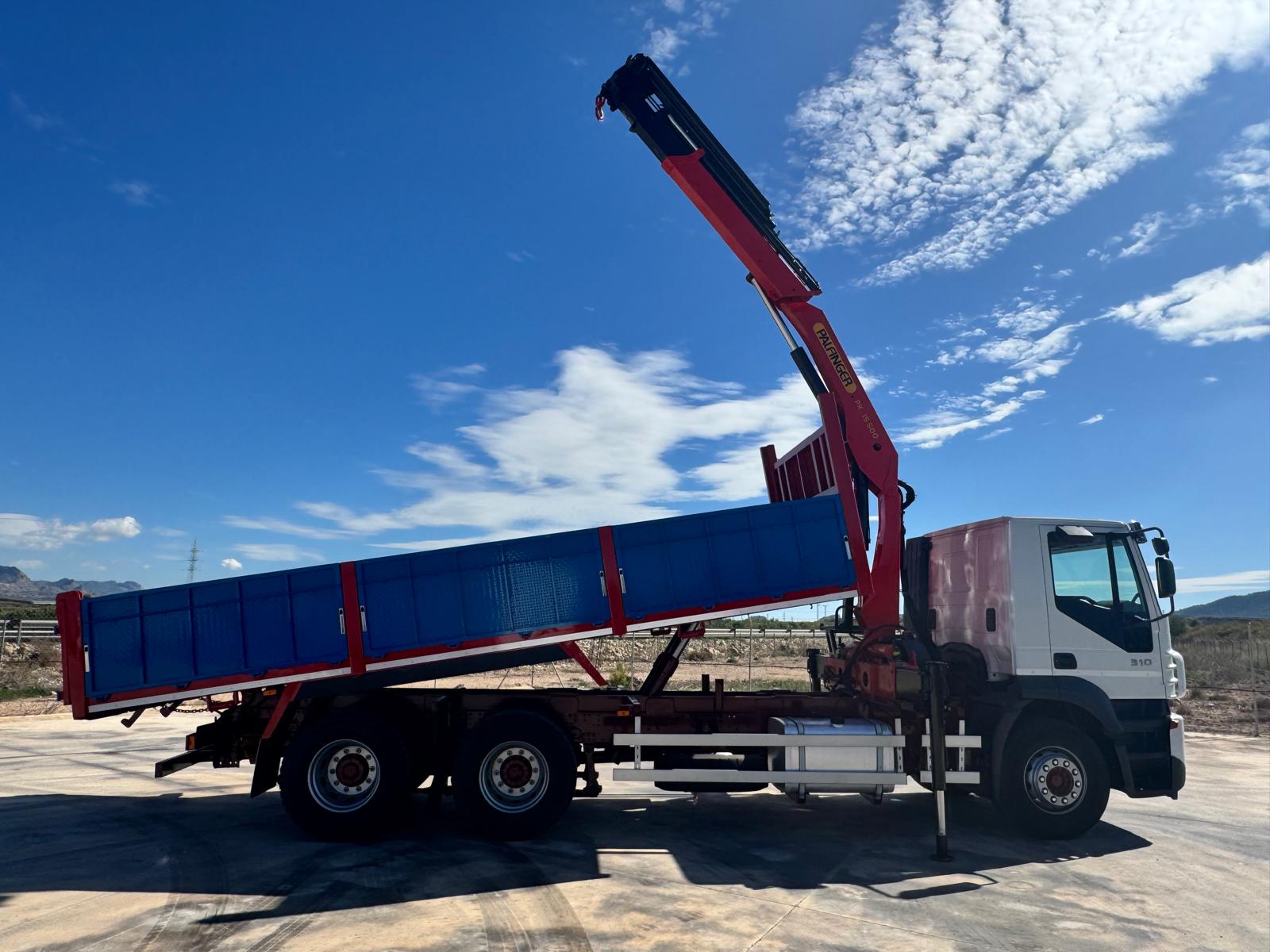 GRUA PALFINGER PK 15500 Y CAJA BASCULANTE