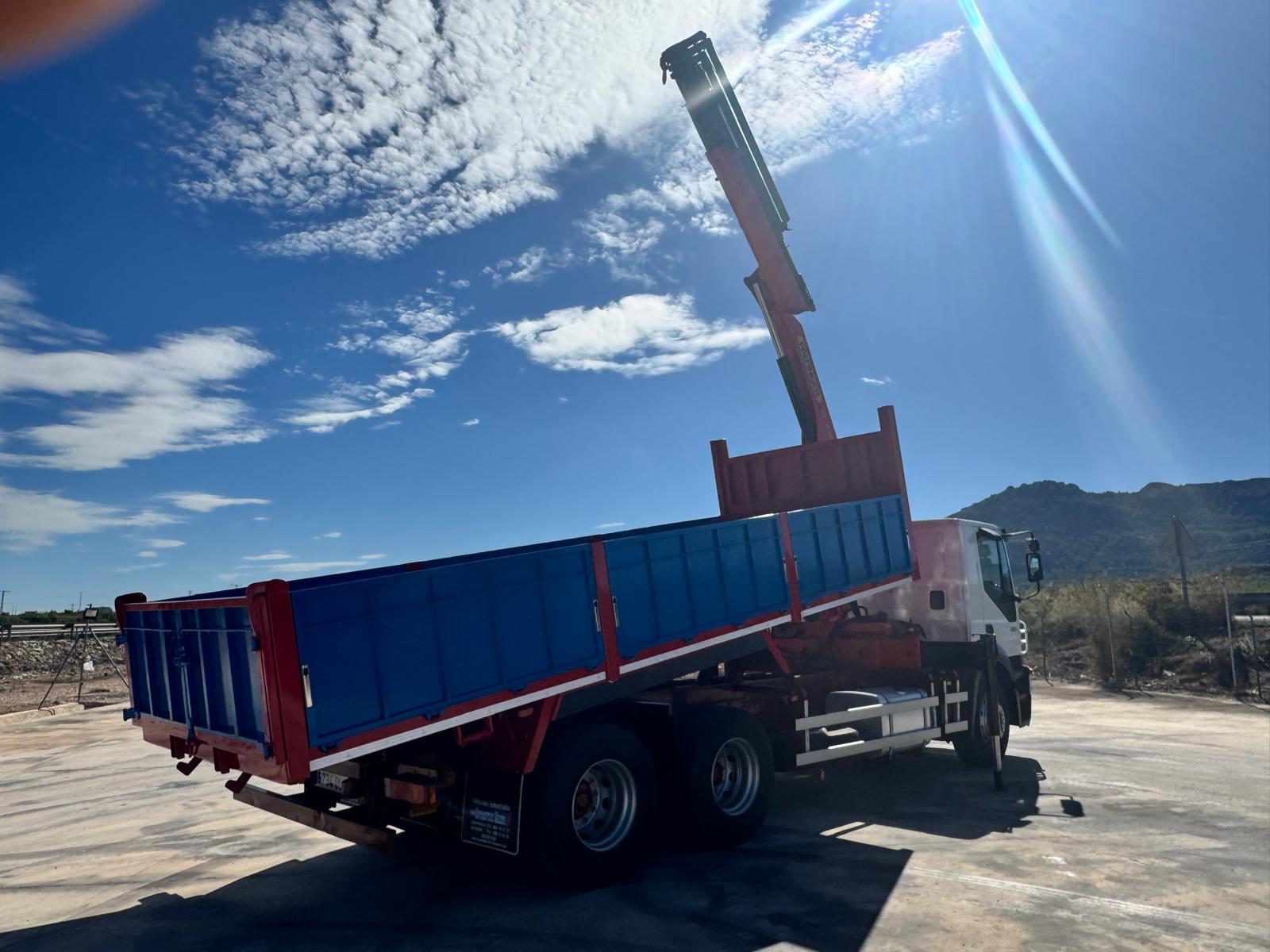 GRUA PALFINGER PK 15500 Y CAJA BASCULANTE