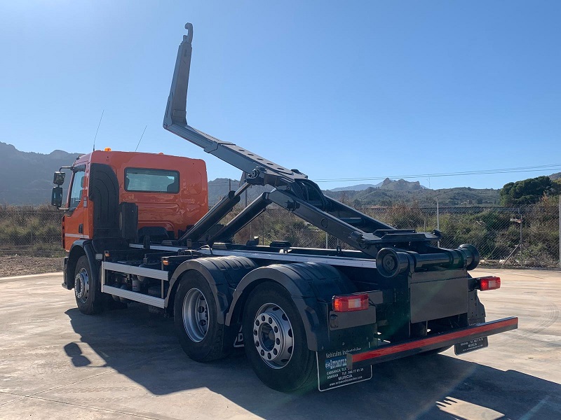 CON EQUIPO PORTACONTENEDORES CAYVOL DE 22 TN