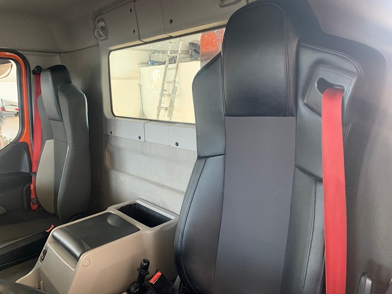 CON EQUIPO PORTACONTENEDORES CAYVOL DE 22 TN