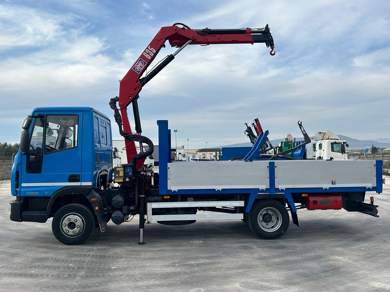 GRUA HMF 635 K2 Y CAJA FIJA DE 4.20 METROS