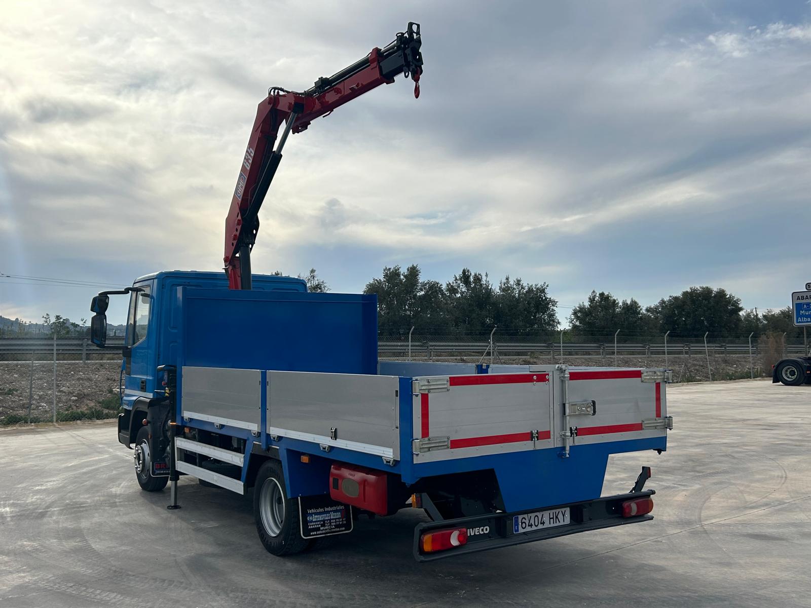 GRUA HMF 635 K2 Y CAJA FIJA DE 4.20 METROS