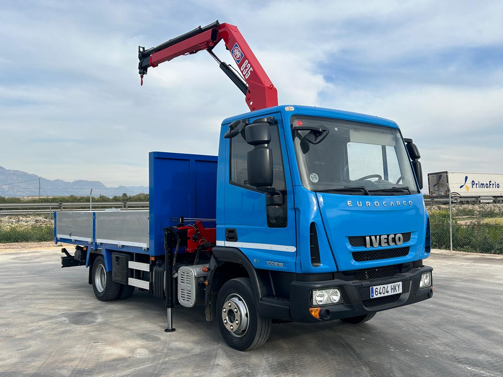 GRUA HMF 635 K2 Y CAJA FIJA DE 4.20 METROS