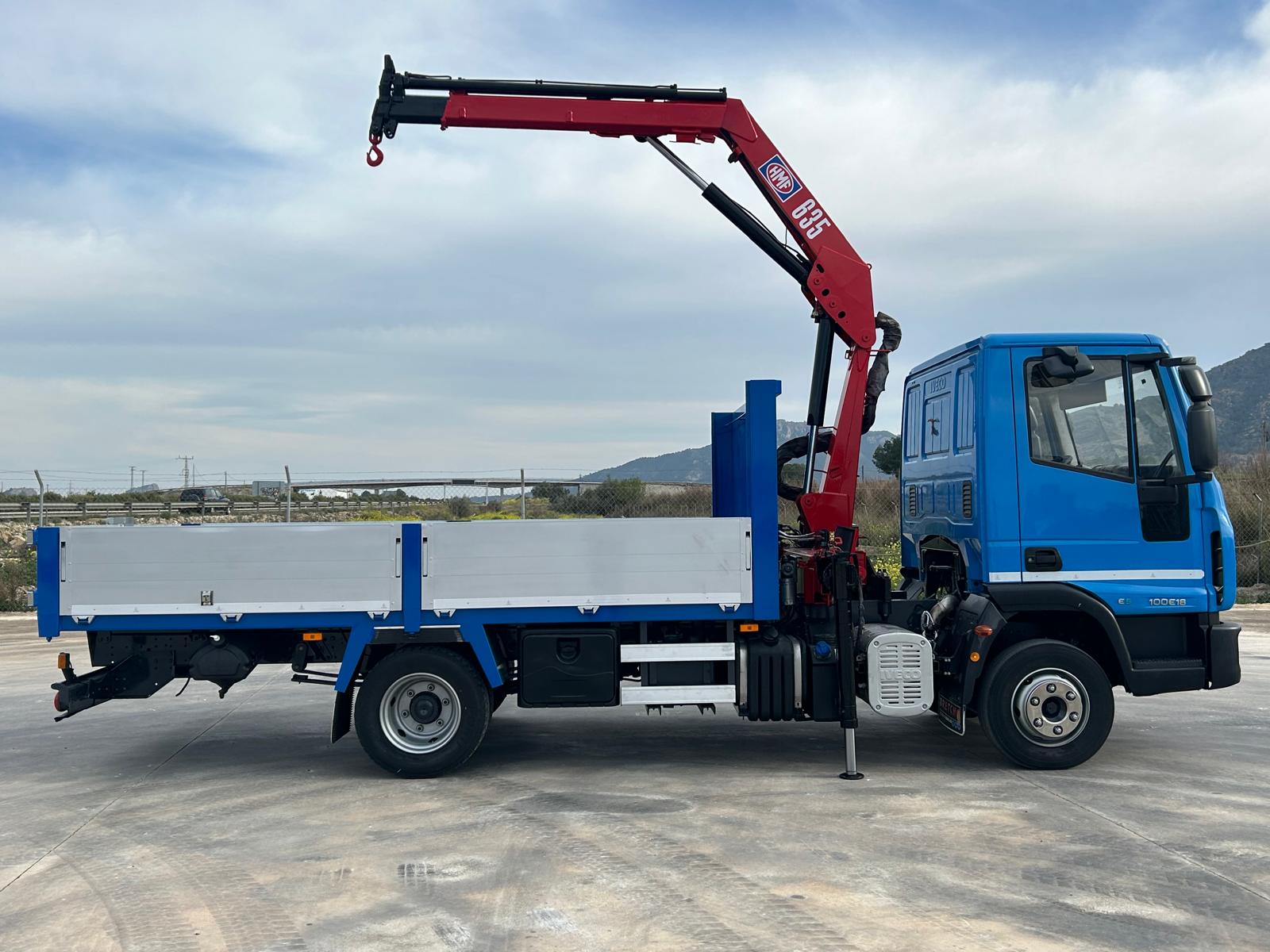 GRUA HMF 635 K2 Y CAJA FIJA DE 4.20 METROS