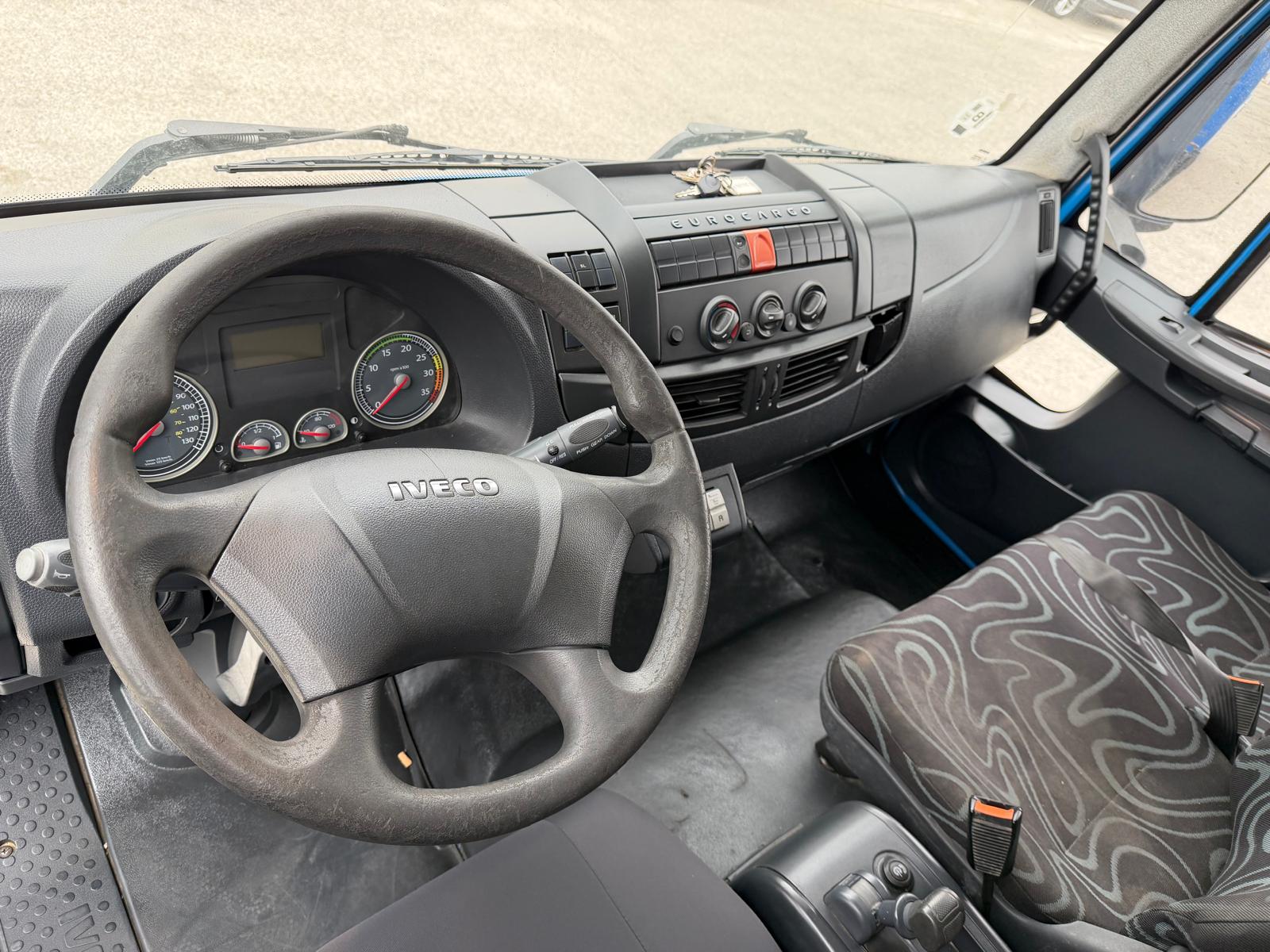 GRUA HMF 635 K2 Y CAJA FIJA DE 4.20 METROS