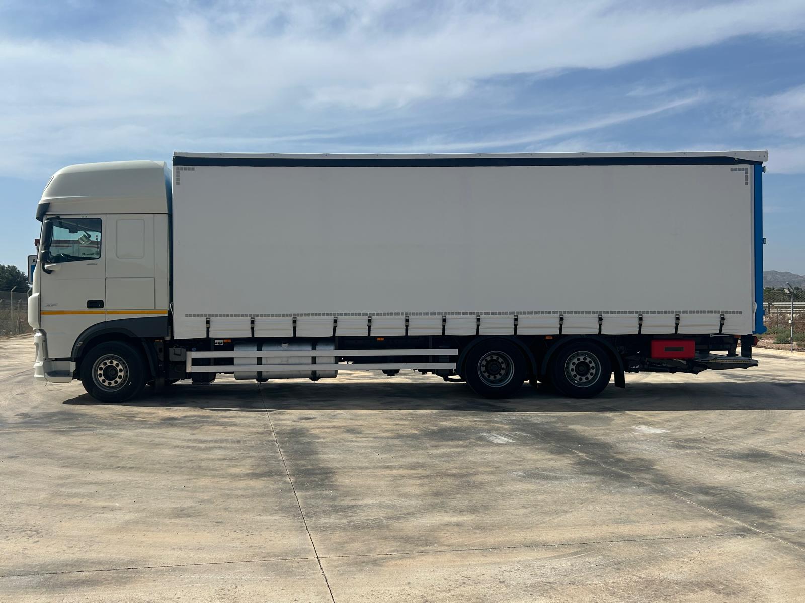 TAUTLINER NUEVO DE 9.40 M Y PUERTA ELEVADORA