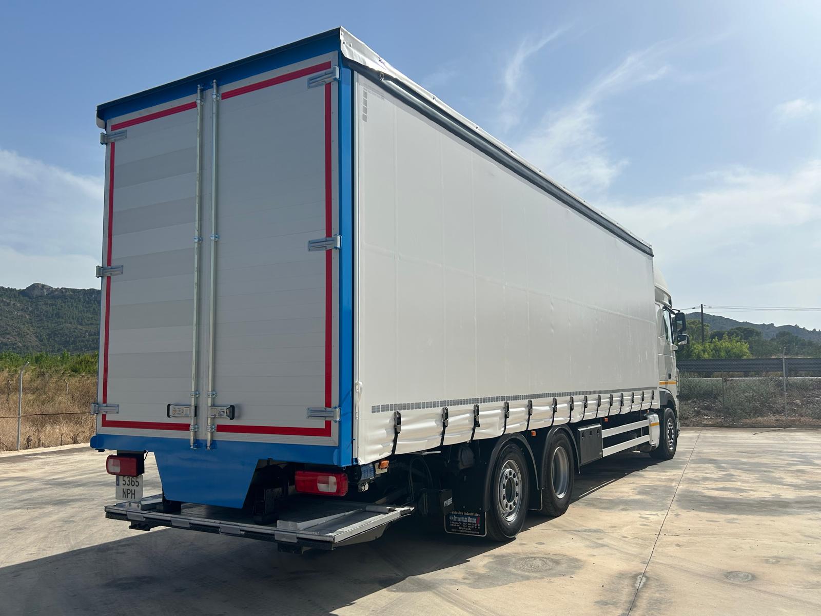 TAUTLINER NUEVO DE 9.40 M Y PUERTA ELEVADORA