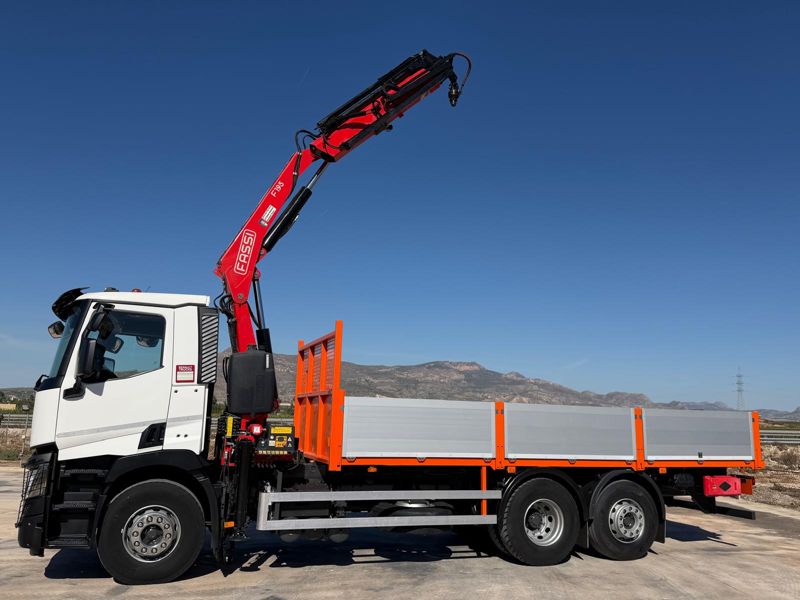 GRUA FASSI F195 Y CAJA ABIERTA 6.50 METROS