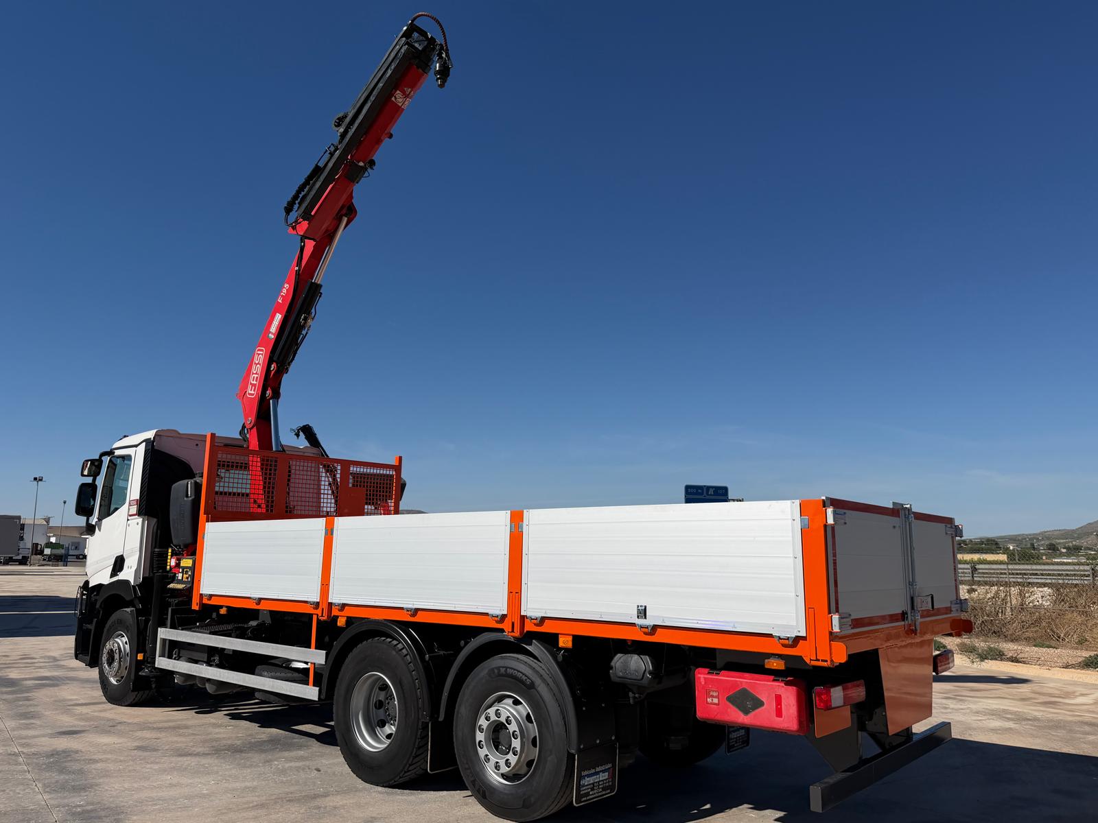 GRUA FASSI F195 Y CAJA ABIERTA 6.50 METROS