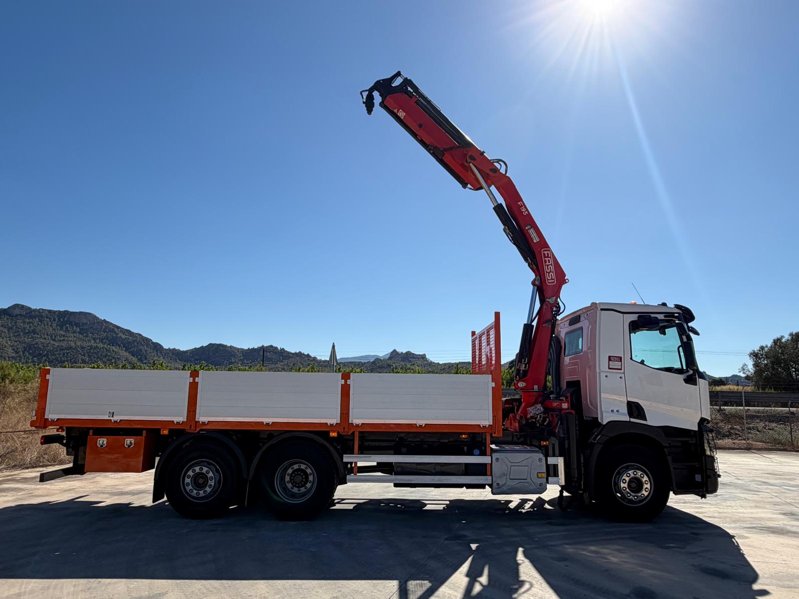 GRUA FASSI F195 Y CAJA ABIERTA 6.50 METROS