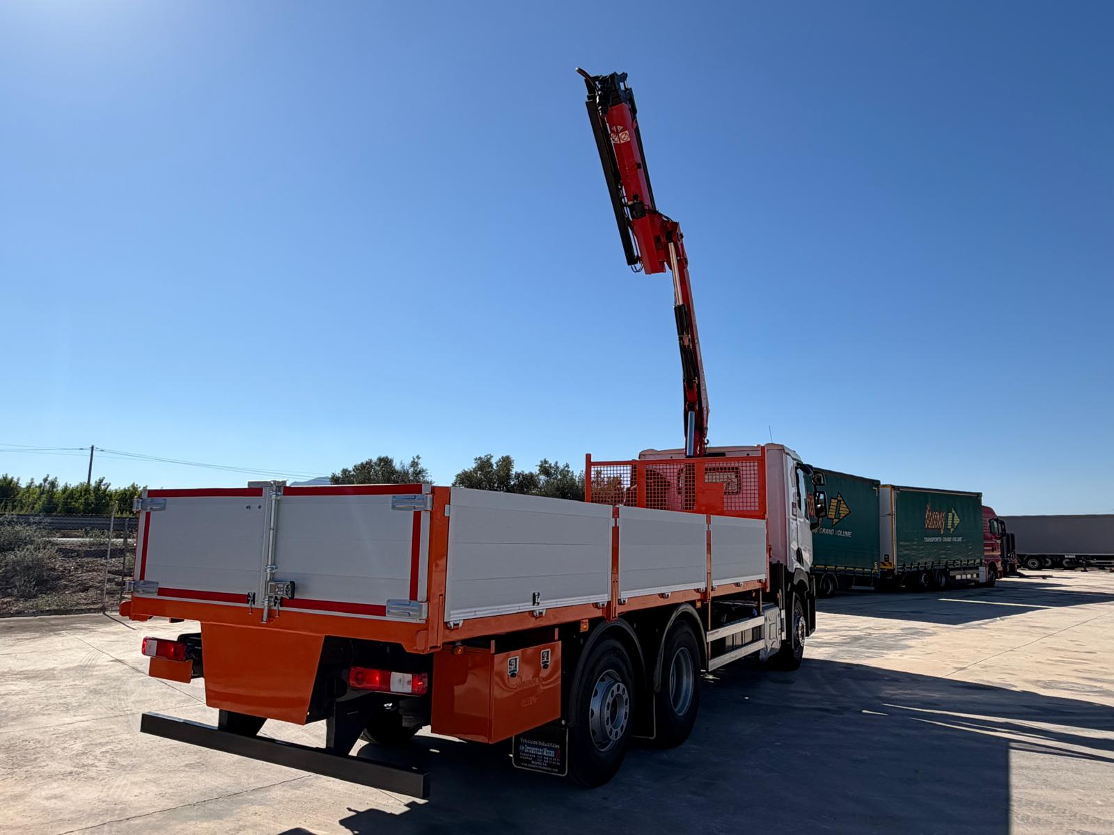 GRUA FASSI F195 Y CAJA ABIERTA 6.50 METROS