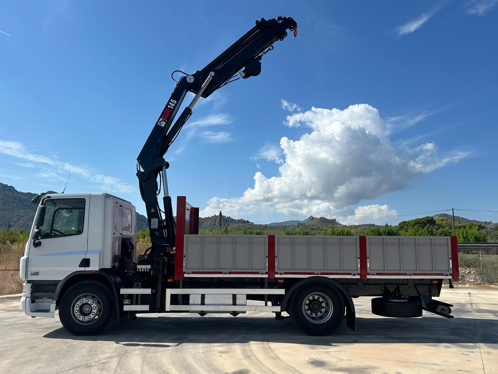 GRUA HIAB 145-5 Y CARROCERIA FIJA DE 5.50 M