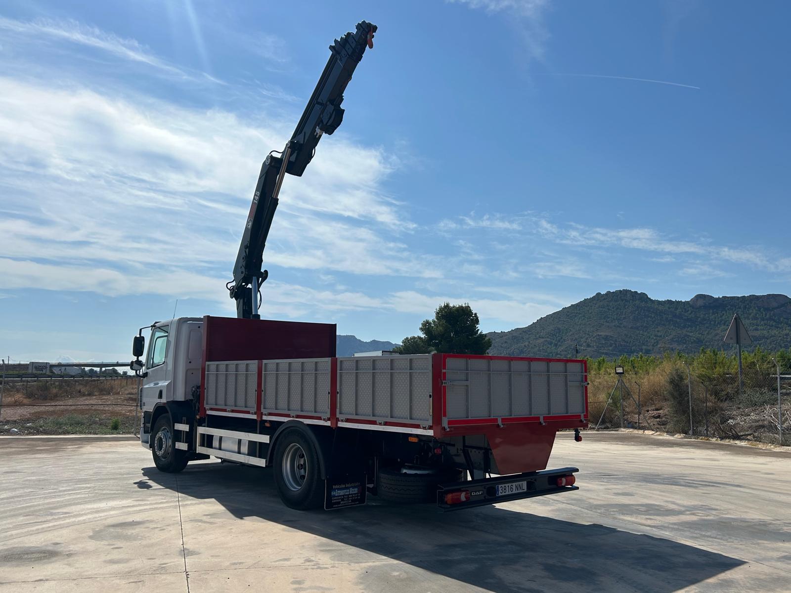 GRUA HIAB 145-5 Y CARROCERIA FIJA DE 5.50 M