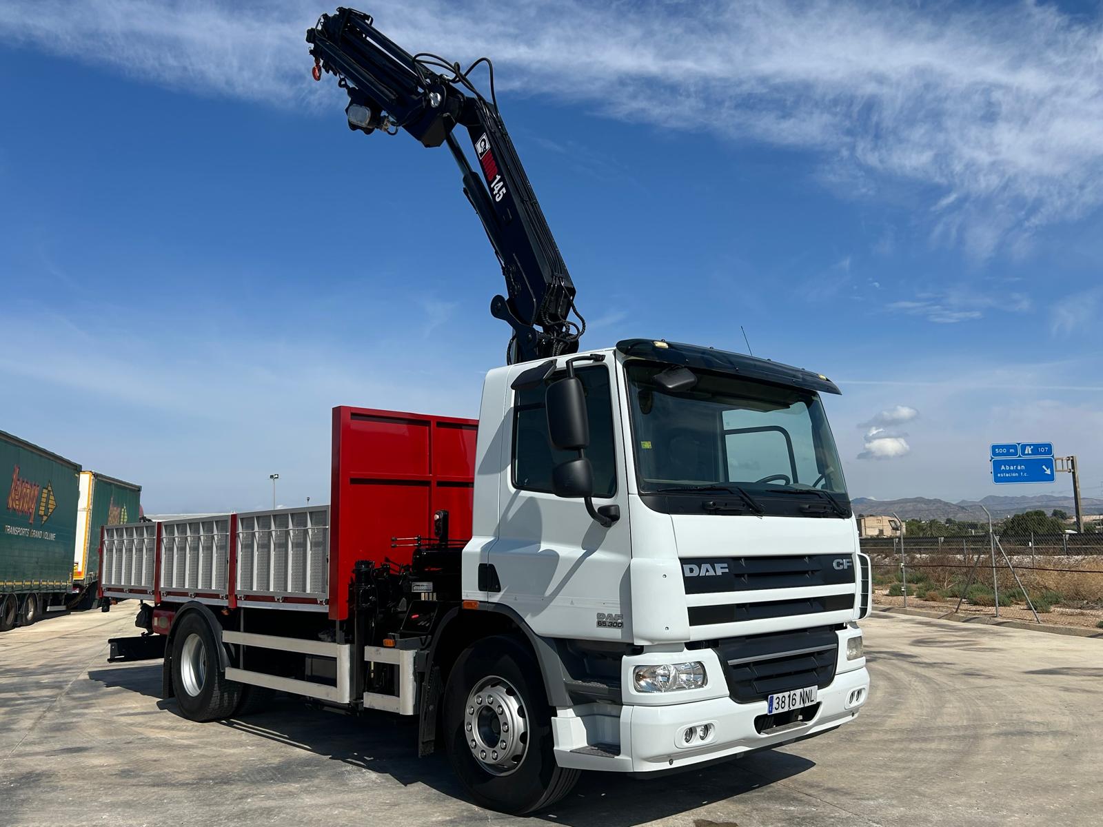GRUA HIAB 145-5 Y CARROCERIA FIJA DE 5.50 M