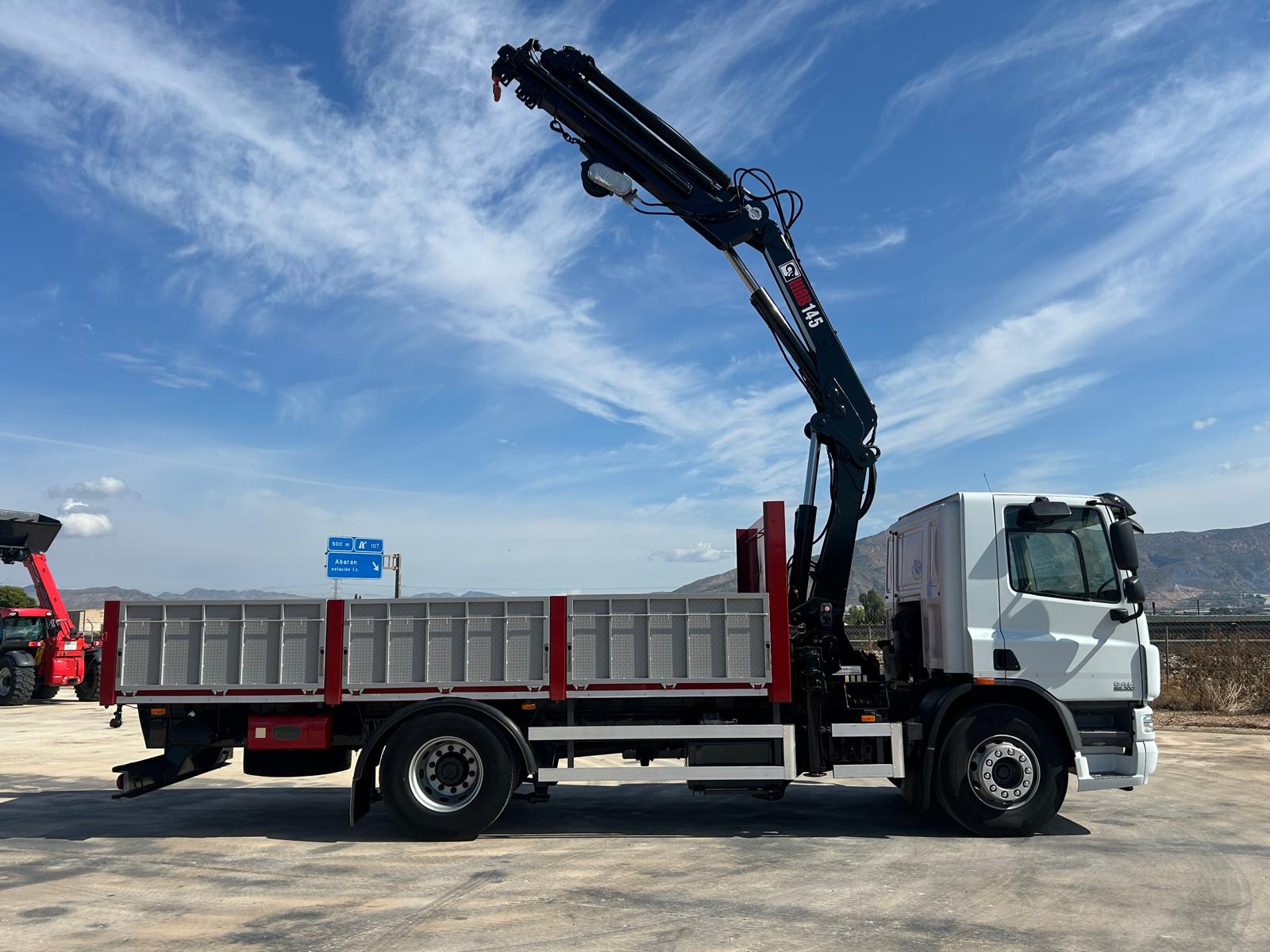 GRUA HIAB 145-5 Y CARROCERIA FIJA DE 5.50 M