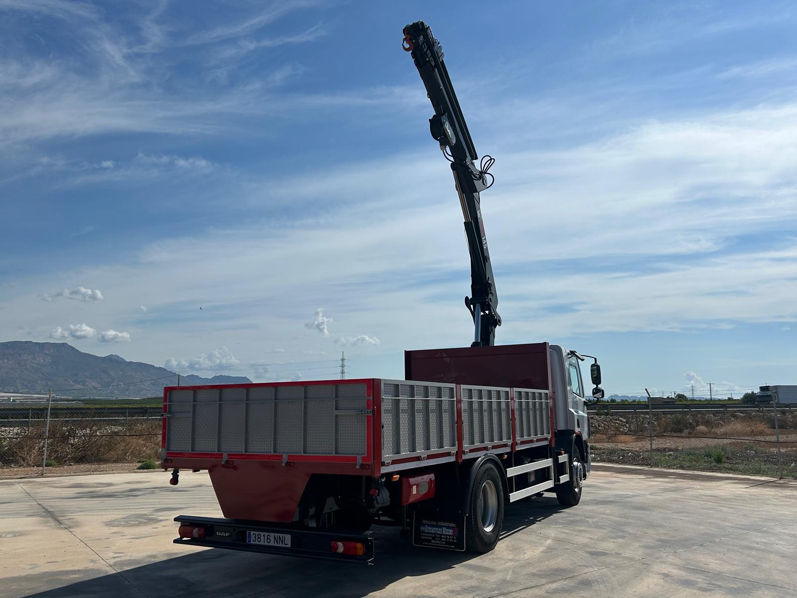 GRUA HIAB 145-5 Y CARROCERIA FIJA DE 5.50 M