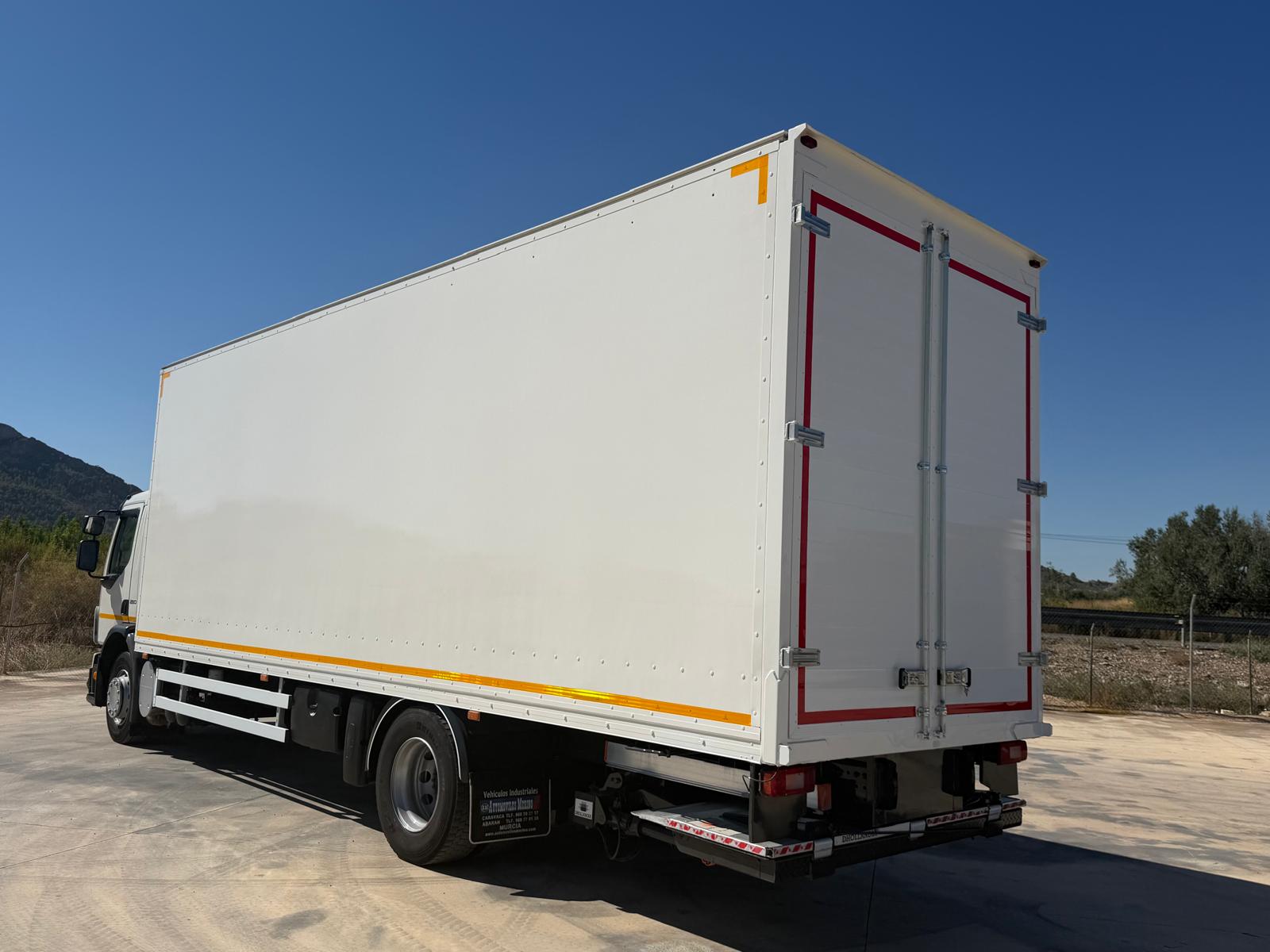 CAJA CERRADA 8.60 M Y PUERTA ELEVADORA
