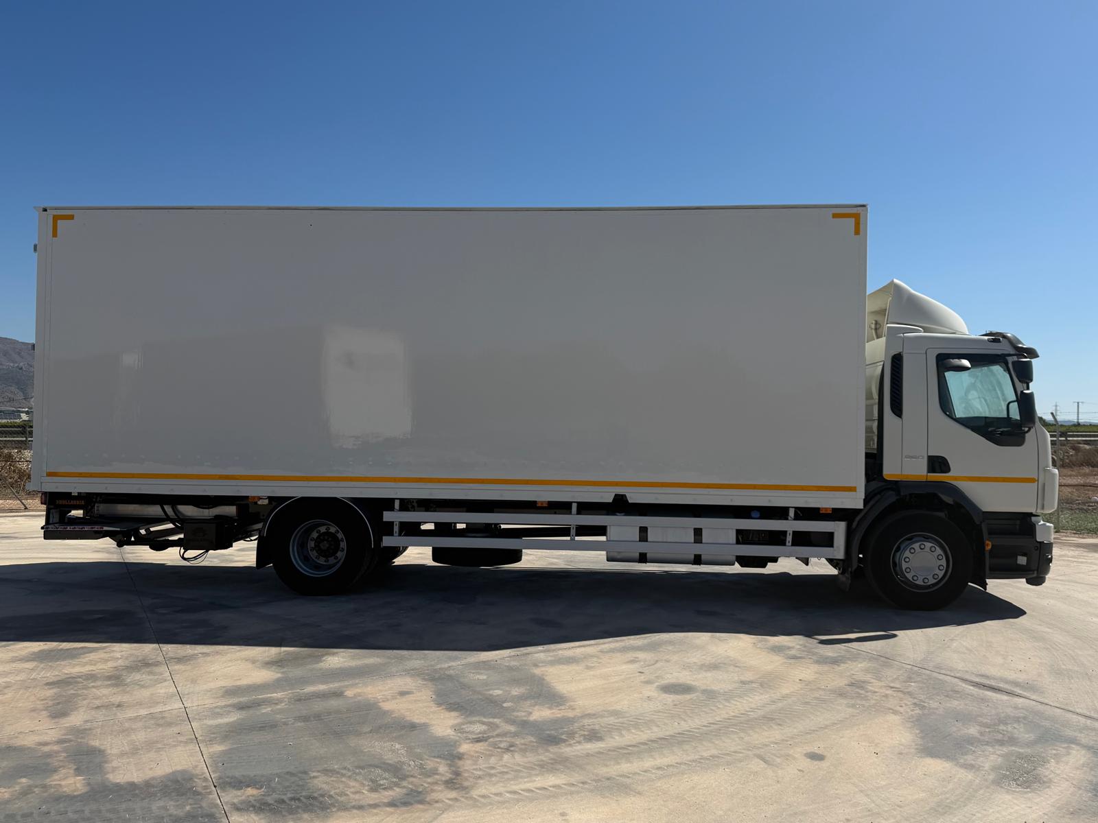 CAJA CERRADA 8.60 M Y PUERTA ELEVADORA