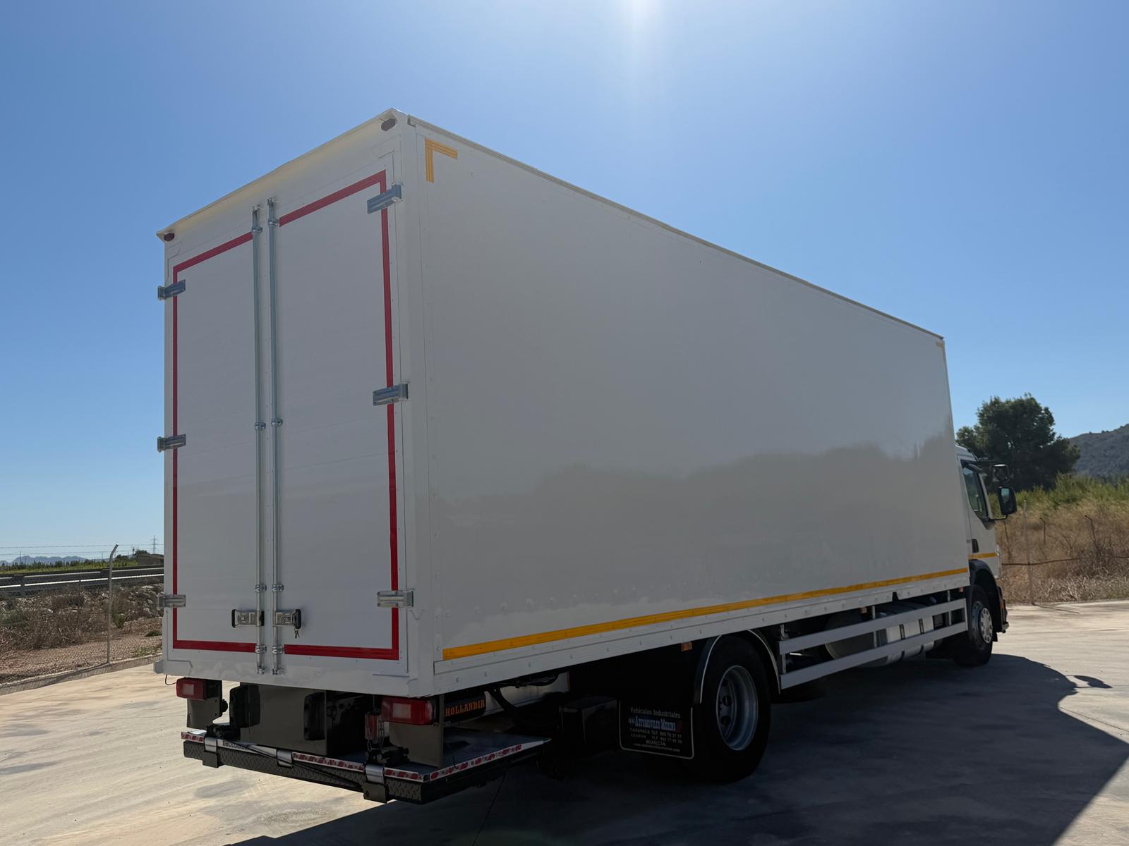 CAJA CERRADA 8.60 M Y PUERTA ELEVADORA