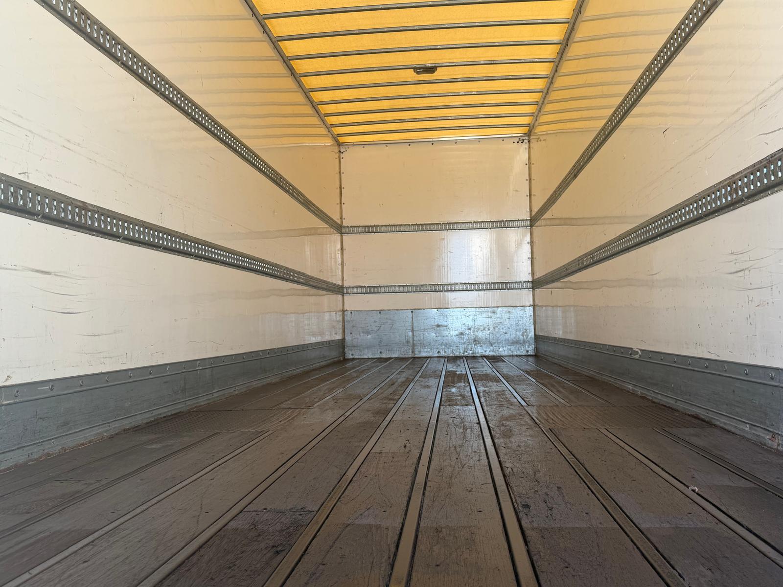 CAJA CERRADA 8.60 M Y PUERTA ELEVADORA